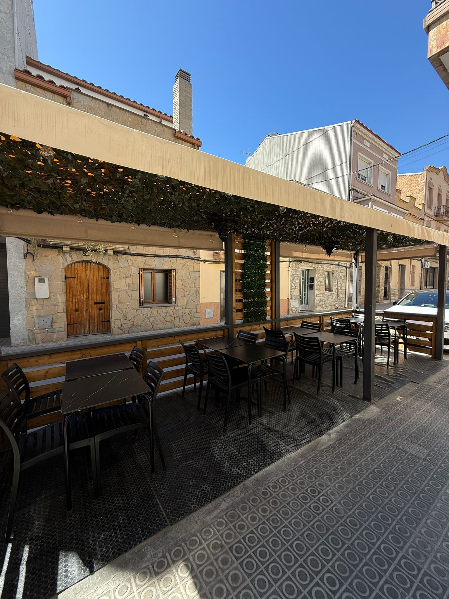 Comedor con logo dorado en pared