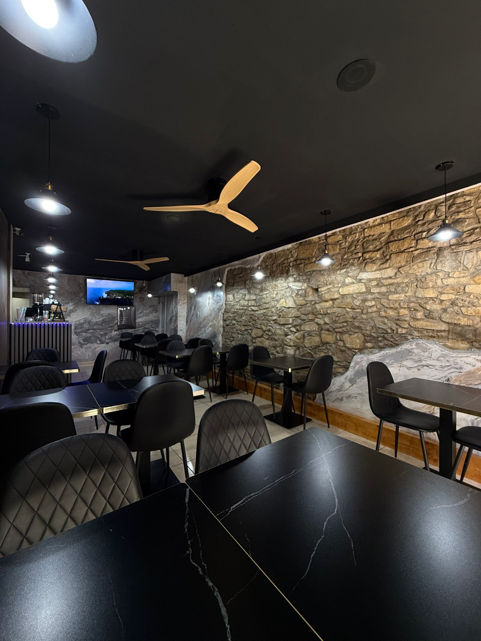 Interior de Ikan con pared de piedra natural